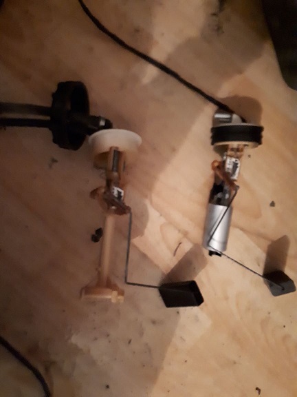Links eine Originale Golf 2 Pumpeneinheit, rechts die "Modifizierte" Einheit mit der unbekannten Pumpe. 7.jpeg