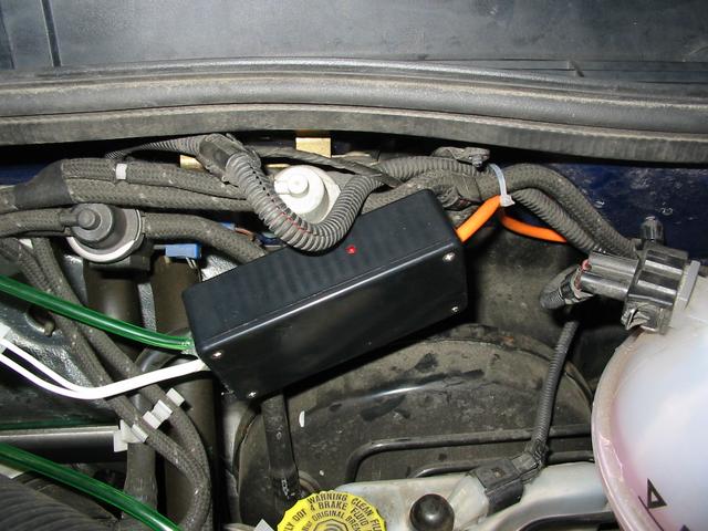 Der Sensorblock mit dem gruenen Schlauch fuer den Drucksensor, dem orangen Kabel nach innen, und dem weissen Kabel zum Peilstab lda5k.jpg