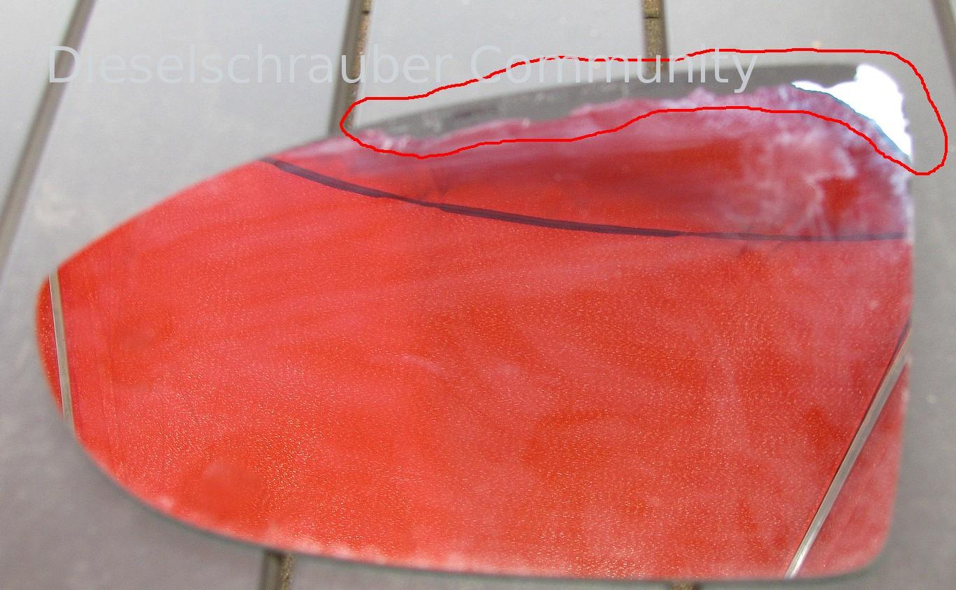 Spiegelglas Beifahrerseite von der Rückseite - rot markiert die restliche Klebefläche (sorry, ist ein wenig unscharf) rechts glas.jpg