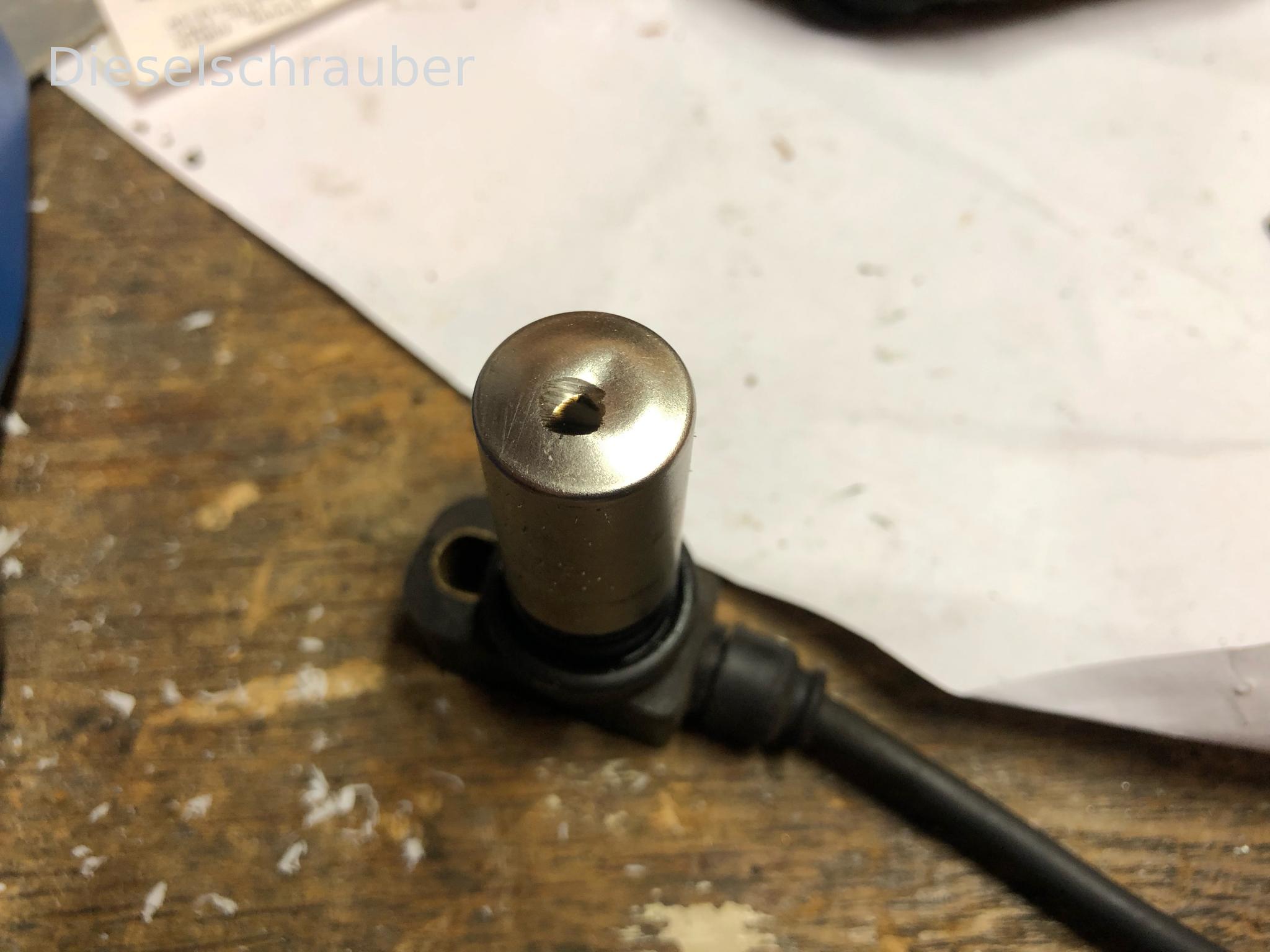 G28 Kurbelwellensensor mit Riss, Ölaustritt G28_Riss_Oelaustritt.JPG