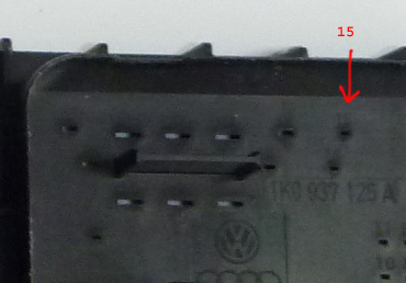 Zentralelektikkasten von Unten (Flachsteckergehäuse).
An dem gekennzeichneten Pin steht "15" Pin15unten.jpg