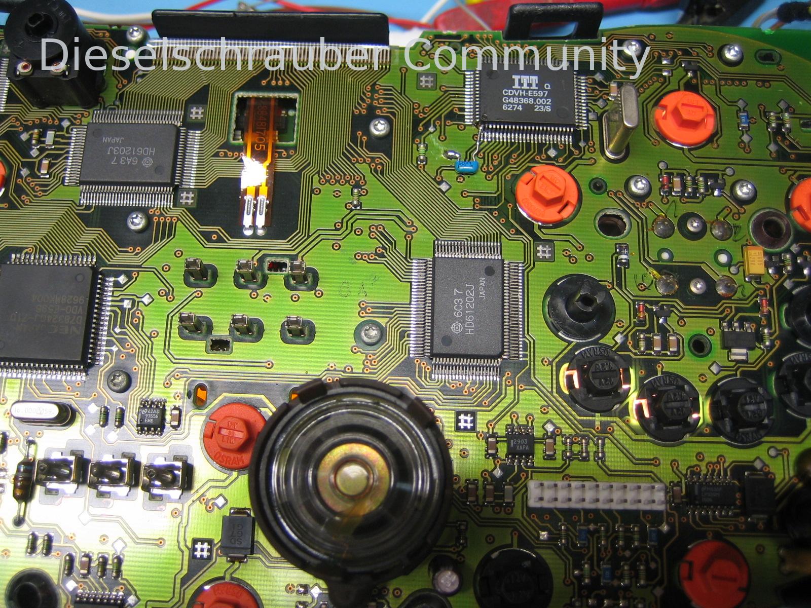 Ober rechts das IC, in dem die Rechteck-Signale für Drehzahlmesser, Kühlmitteltemperaturanzeige, Tankanzeige, Geschwindigkeitsmesser (Tacho) generiert werden. IMG_5160.JPG