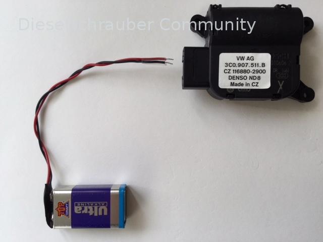 Temperaturklappe rechts V159 (3C0 907 511 B) - Antrieb mit Blockbatterie 9 Volt.JPG