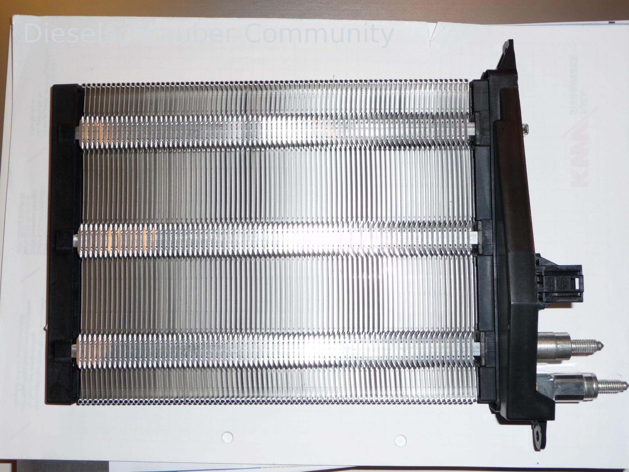 Kaum, dass man Haltegriffe, Aschenbecher, Verkleidung der Schaltkulisse, die komplette Mittelkonsole, die untere fahrerseitige Armaturenverkleidung und eine LuftfĂŒhrung entfernt hat, kann man das blöde Teil auch mal erblicken: Elektrischer-Zuheizer-1.jpg