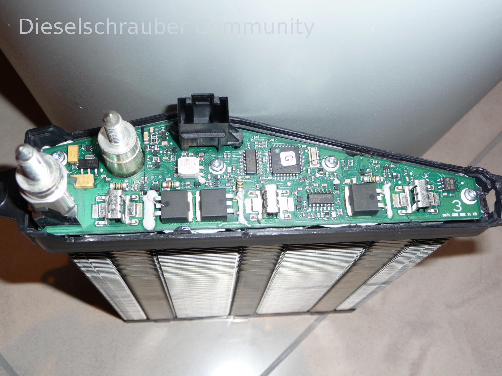 Dann muss man nur noch unter WÀrmeeinwirkung und Dauerverformung zweier Kunststoffnasen das verklebte GehÀuse öffnen und sieht das: Elektrischer-Zuheizer-2.jpg