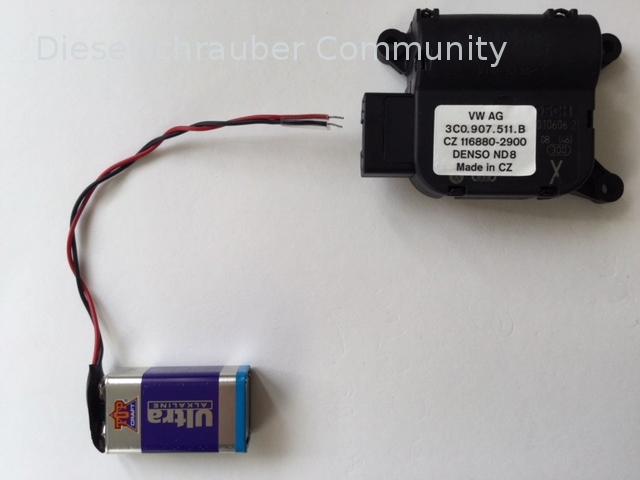 Temperaturklappe rechts V159 (3C0 907 511 B) - Antrieb mit Blockbatterie 9 Volt Temperaturklappe rechts V159 (3C0 907 511 B) - Antrieb mit Blockbatterie 9 Volt.JPG