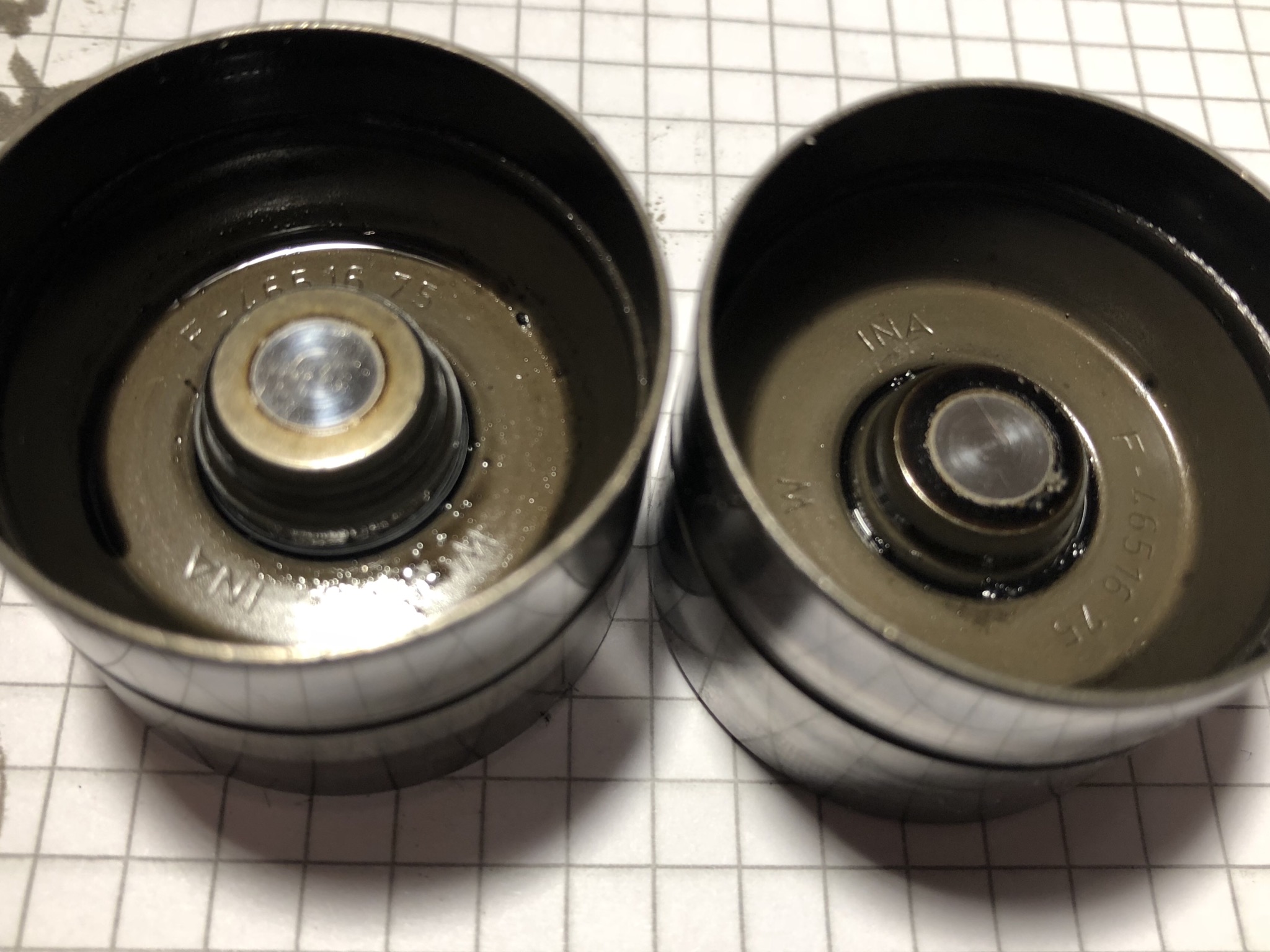 links ist ein anderer Stößel und rechts das vom Ventil 6. der ist gedrückt und hat sich schwarz gefärbt. F5F15E08-3DF1-408E-B529-B8CB3BABB282.jpeg