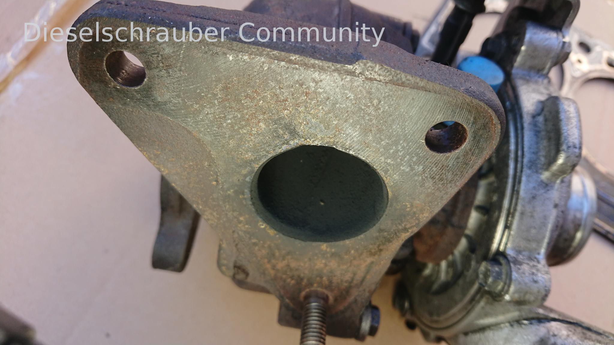 F9Q 1.9DCI Turbocharger is leaking oil into the exhaust system. DSC_1125.JPG
