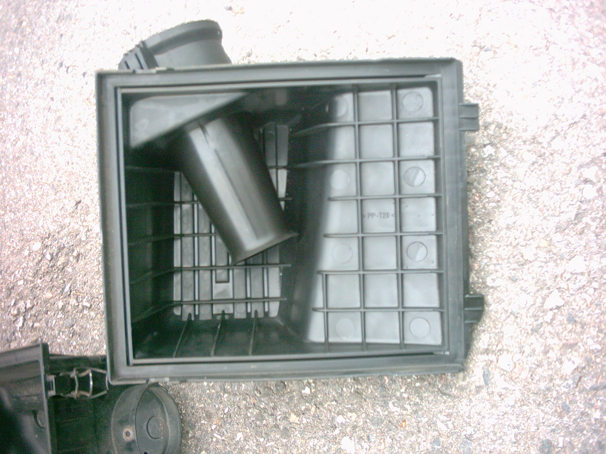 Images of VR6 air filter housing. IM000358.JPG