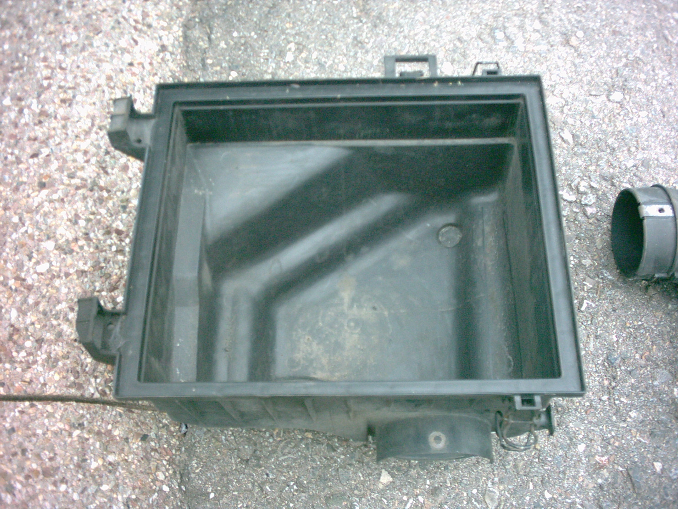 Images of VR6 air filter housing. IM000354.JPG