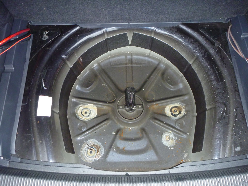 2007 Volkswagen Golf, Wasser in Reserveradmulde Reserveradmulde12kl.jpg