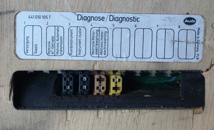 Diagnose-Anschluss im Fußraum des Beifahrers beim Rechtslenker Audi V8, 1992 Diag.JPG
