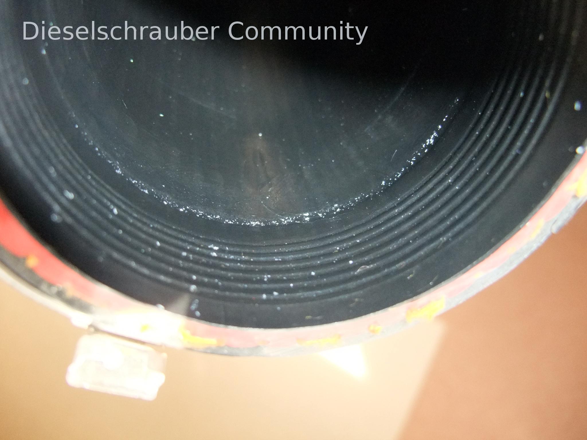 Formsand in der Ladeluftstrecke? DruckrohrKruemel_2.JPG