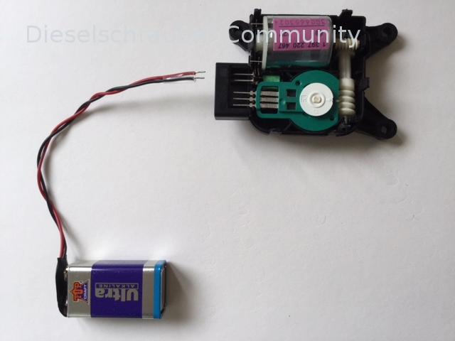 Temperaturklappe rechts V159 (3C0 907 511 B) - Antrieb mit Blockbatterie 9 Volt (mit umgekehrter Polung erfolgt Hebelbetätigung in Gegenrichtung) Temperaturklappe rechts V159 (3C0 907 511 B) - Antrieb mit Blockbatterie 9 Volt (mit umgekehrter Polung erfolgt Hebelbetätigung in Gegenrichtung).JPG