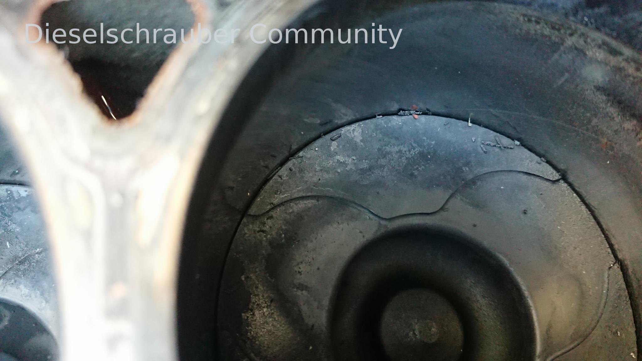 F9Q 1,9DCI: Il turbocompressore spinge l'olio nel sistema di scarico. DSC_1126.JPG