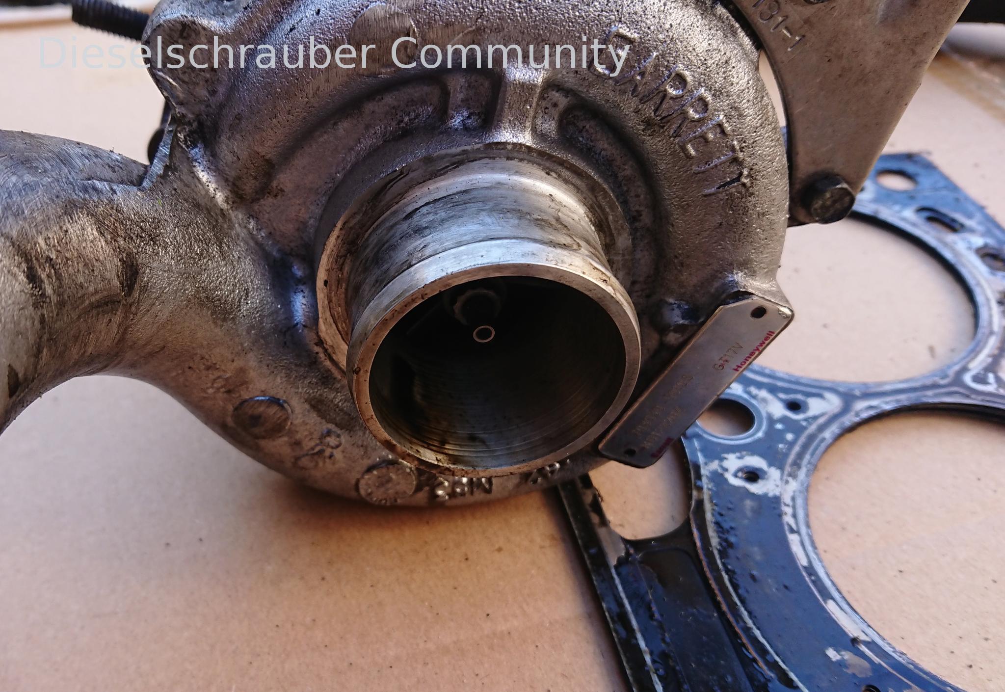 F9Q 1,9DCI: Il turbocompressore spinge l'olio nel sistema di scarico. DSC_1124.JPG