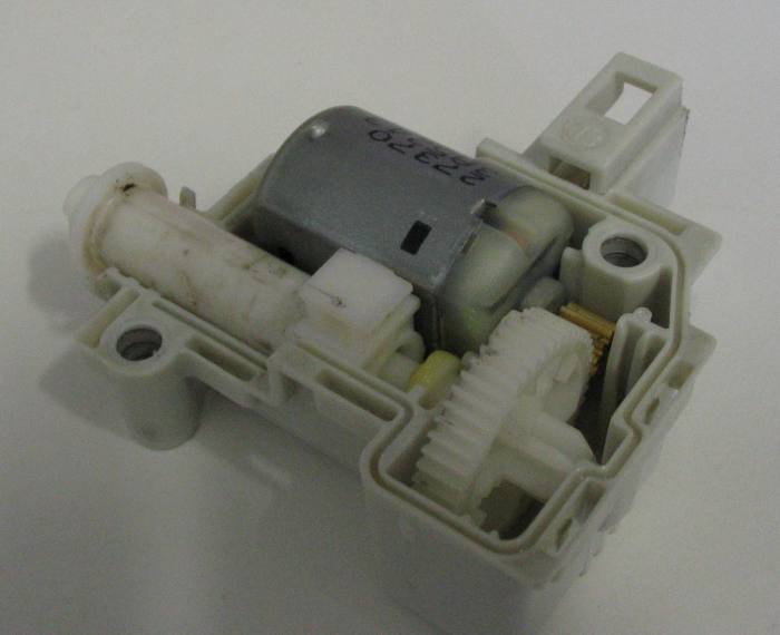 Zerlegter Servo aus der ZV der Hecktuer - Ibiza 6K MJ 2002 servo.jpg