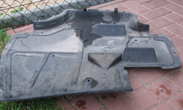 Hier das Teil von Martins Bild - man sieht deutlich, dass der linke Einlass Richtung Motor/Turbo geht und der rechte zum Getriebe und HINTER dem LLK angeordnet ist. Eventuell soll er auch Unterdruck zur besseren Luftabfuhr erzeugen. IMG_2408.JPG