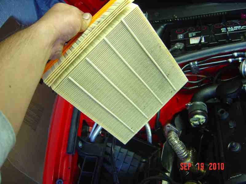 Luftfilter sieht aus wie neu. (wie der Rest vom Auto *fg*) DSC00810Red25_800x600.jpg