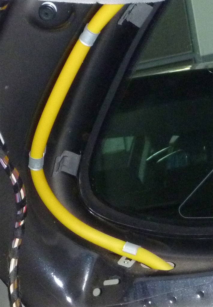 Tubi scarico acqua tetto apribile/vano ruota di scorta Ablaufhintenlinksmitte.jpg