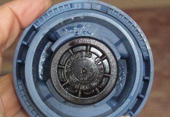 Perdita liquido refrigerante Polo 9N: cause e soluzioni Kühlmitteldeckel.JPG