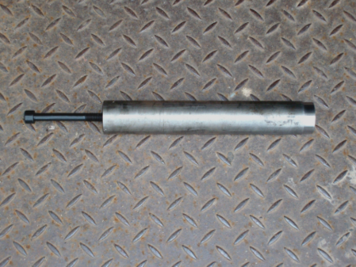 Bolzen zum Montieren der inneren Zwischenwellen-Lagerbuchse beim 827-er Motorblock. Bolzen.JPG