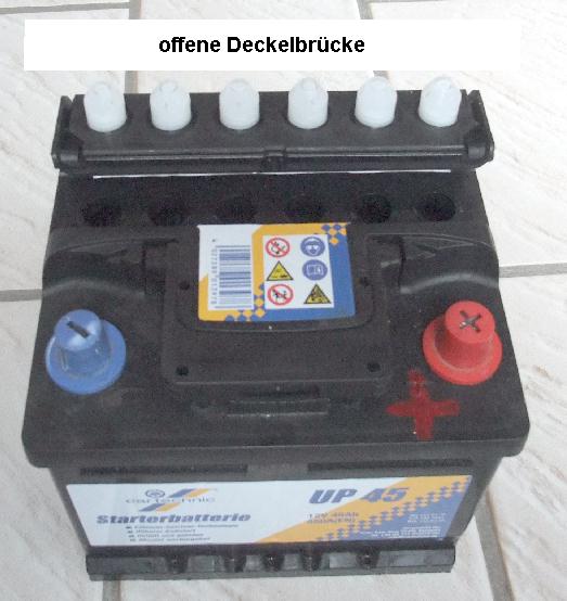 Zugang Schraubstopfen an Batterie. UP45_offen.JPG