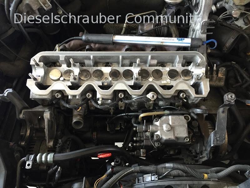 Dann den Kopf wieder zusammenbauen, neue Dichtung aufsetzen - Kopf mit vorgegebenen Drehmomenten/Stufen anziehen... IMG_6079.JPG